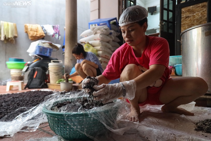 Hà Nội: Tết Đoan Ngọ cận kề, người dân ở 'thủ phủ' rượu nếp tất bật suốt đêm - Ảnh 6.