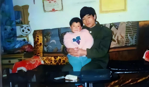 Cha ăn cơm nguội để cho con gái nuôi học lên tiến sĩ và cái kết bất ngờ - Ảnh 1. Cha ăn cơm nguội để cho con gái nuôi học lên tiến sĩ và cái kết bất ngờ - Ảnh 1.