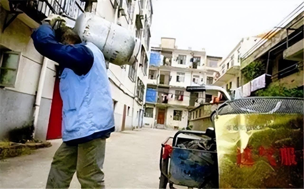 Cha ăn cơm nguội để cho con gái nuôi học lên tiến sĩ và cái kết bất ngờ - Ảnh 3. Cha ăn cơm nguội để cho con gái nuôi học lên tiến sĩ và cái kết bất ngờ - Ảnh 3.