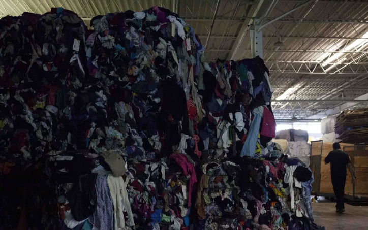 Quần áo cũ thu gom để tái chế thực sự đi đâu?