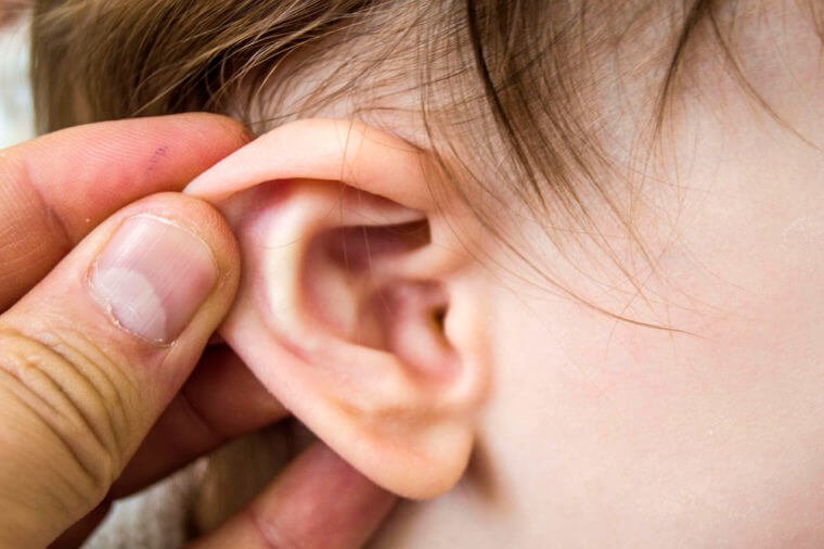 Trẻ dưới 2 tuổi chưa biết kêu đau, đây là cách bố mẹ nhận biết sớm con mắc viêm tai giữa - Ảnh 1.
