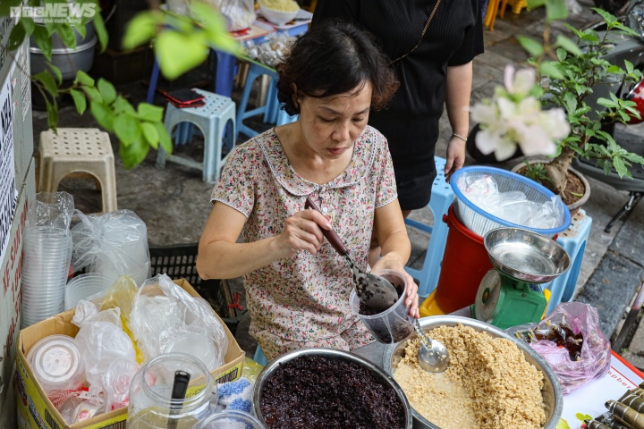 Người Hà Nội sắm Tết Đoan ngọ từ sáng sớm, tiểu thương bán không ngừng tay - Ảnh 3.