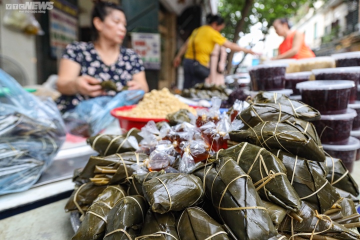 Người Hà Nội sắm Tết Đoan ngọ từ sáng sớm, tiểu thương bán không ngừng tay - Ảnh 7.