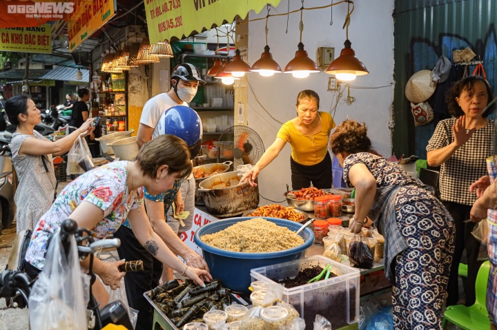 Người Hà Nội sắm Tết Đoan ngọ từ sáng sớm, tiểu thương bán không ngừng tay - Ảnh 1.