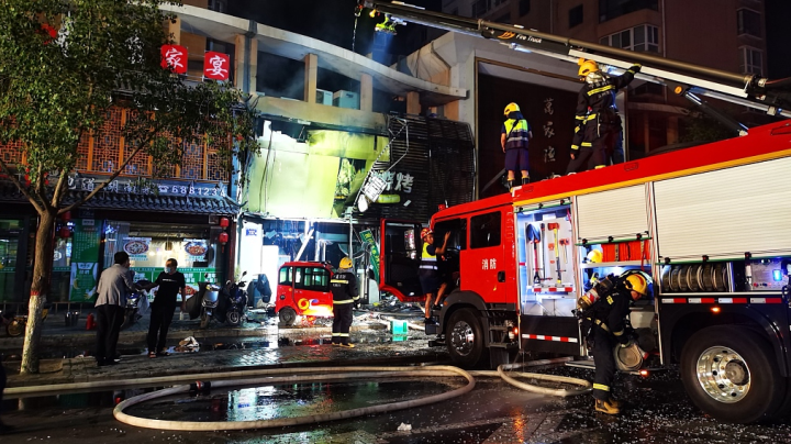 Hiện trường vụ nổ nhà hàng xiên nướng làm 31 người chết ở Trung Quốc - Ảnh 3.