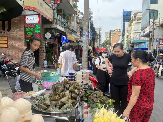 Chi tiêu Tết Đoan Ngọ: Chỉ dám mua bó lá xông - Ảnh 1.