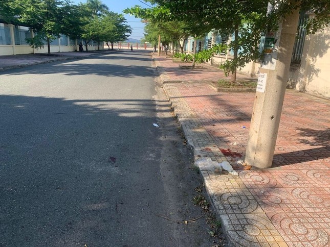 Hai vợ chồng ngã xe trọng thương do bị chó dữ đuổi cắn trong khu công nghiệp - Ảnh 2. Hai vợ chồng ngã xe trọng thương do bị chó dữ đuổi cắn trong khu công nghiệp - Ảnh 2.