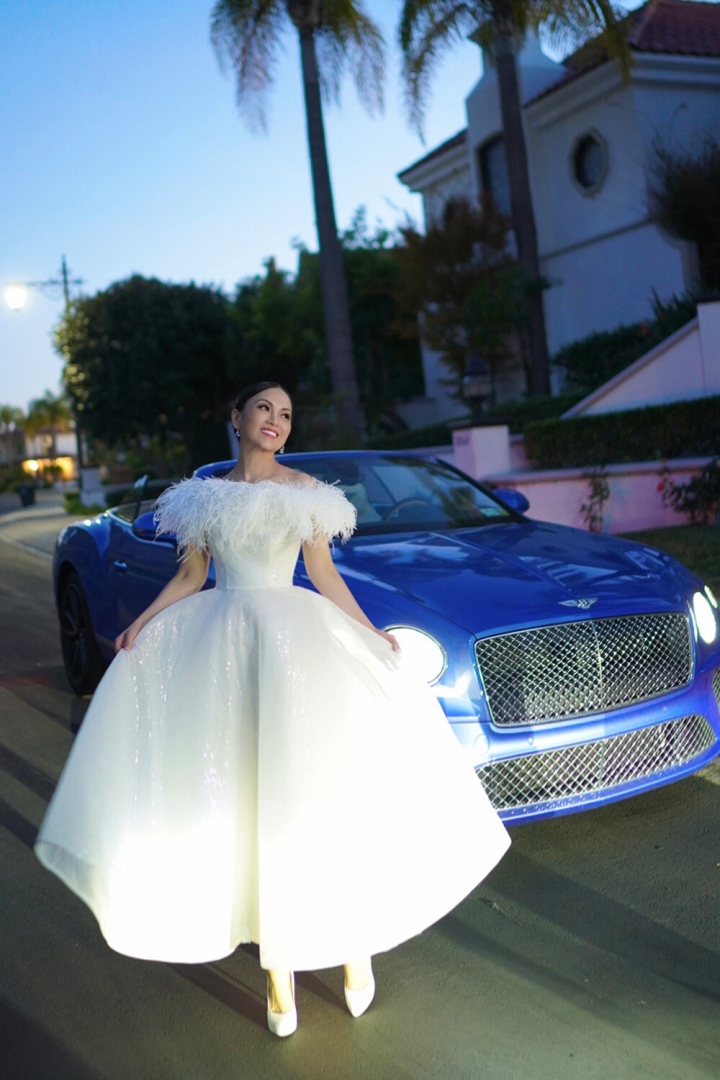 Sau tin đồn ly hôn, Hà Phương tạo dáng bên siêu xe 20 tỷ đồng của chồng tỷ phú - Ảnh 7.
