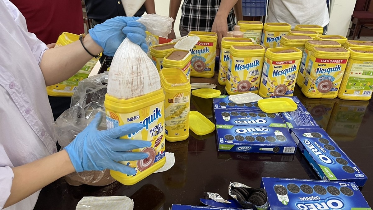 Phát hiện hơn 19kg tinh thể màu trắng nghi ketamin trong lô hàng từ Pháp về Việt Nam - Ảnh 1. Phát hiện hơn 19kg tinh thể màu trắng nghi ketamin trong lô hàng từ Pháp về Việt Nam - Ảnh 1.