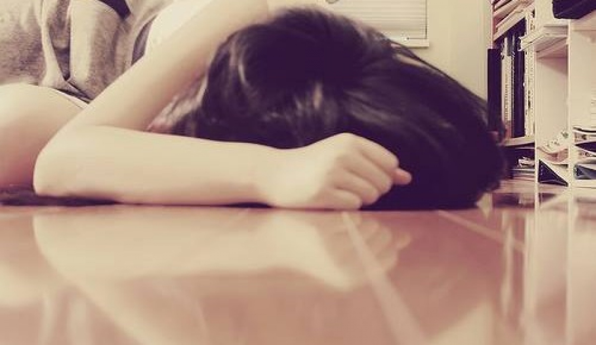 Cho&aacute;ng v&aacute;ng khi t&igrave;nh cờ nghe được cuộc điện thoại của người y&ecirc;u với bạn - Ảnh 1.