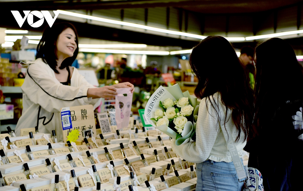 Bên trong chợ hoa lớn nhất châu Á - nơi 1 bó hoa có giá chỉ bằng 1 bông hoa - Ảnh 11.
