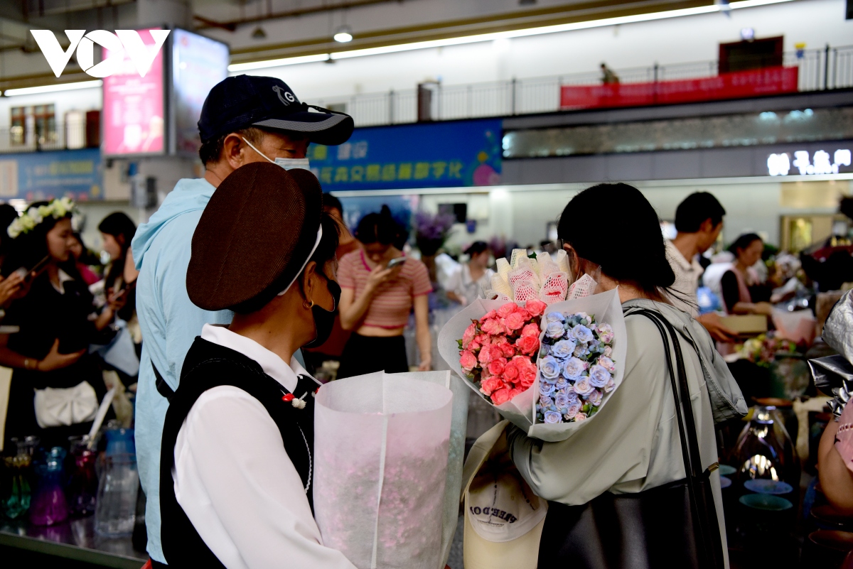 Bên trong chợ hoa lớn nhất châu Á - nơi 1 bó hoa có giá chỉ bằng 1 bông hoa - Ảnh 15.