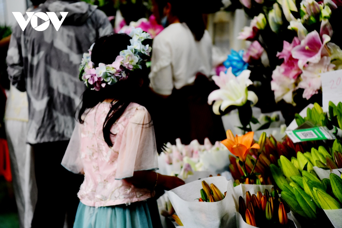 Bên trong chợ hoa lớn nhất châu Á - nơi 1 bó hoa có giá chỉ bằng 1 bông hoa - Ảnh 7.