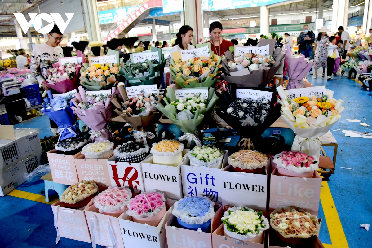 Bên trong chợ hoa lớn nhất châu Á - nơi 1 bó hoa có giá chỉ bằng 1 bông hoa - Ảnh 14.