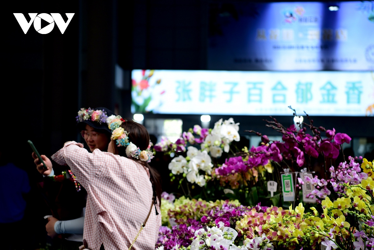 Bên trong chợ hoa lớn nhất châu Á - nơi 1 bó hoa có giá chỉ bằng 1 bông hoa - Ảnh 20.