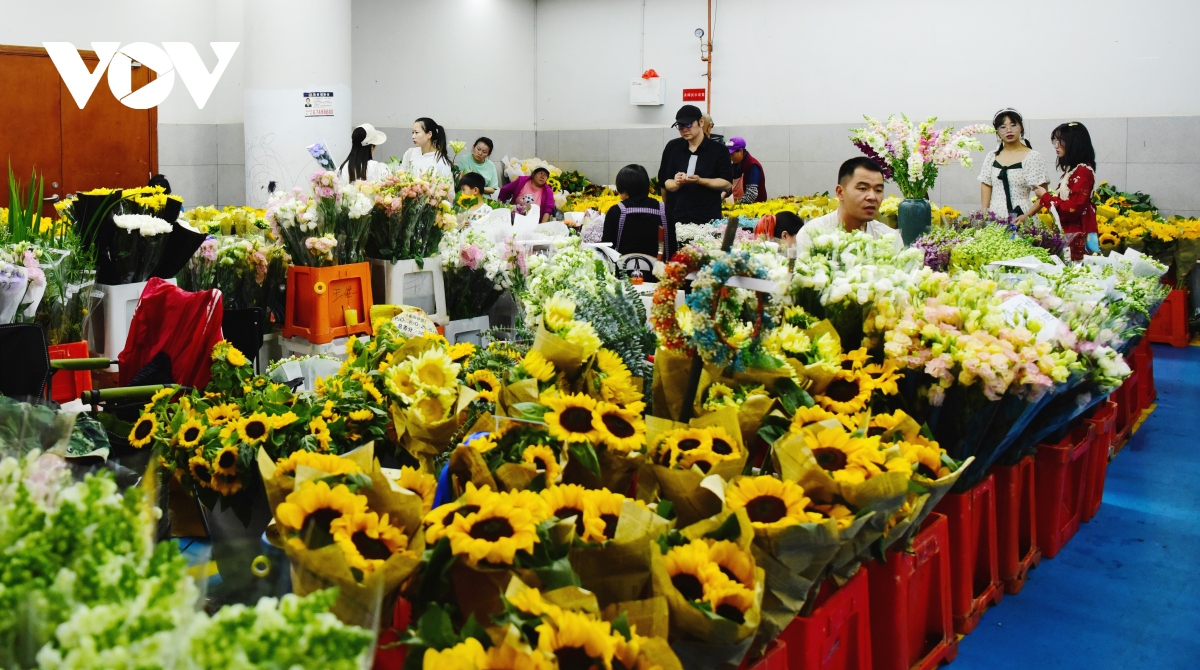 Bên trong chợ hoa lớn nhất châu Á - nơi 1 bó hoa có giá chỉ bằng 1 bông hoa - Ảnh 5.