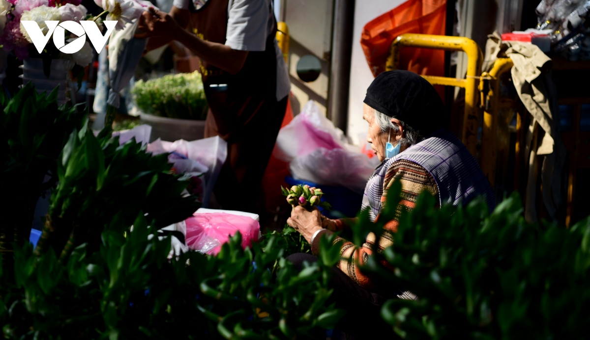 Bên trong chợ hoa lớn nhất châu Á - nơi 1 bó hoa có giá chỉ bằng 1 bông hoa - Ảnh 22.