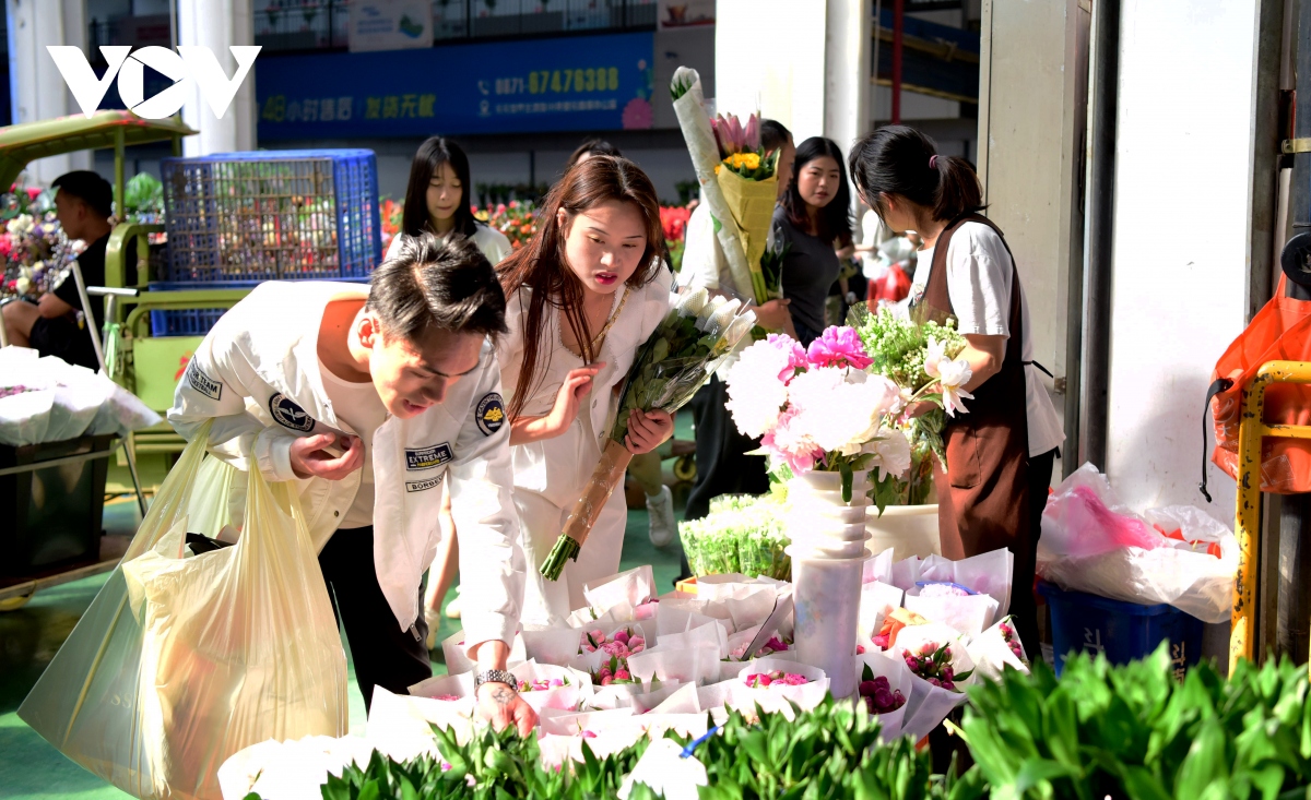 Bên trong chợ hoa lớn nhất châu Á - nơi 1 bó hoa có giá chỉ bằng 1 bông hoa - Ảnh 24.