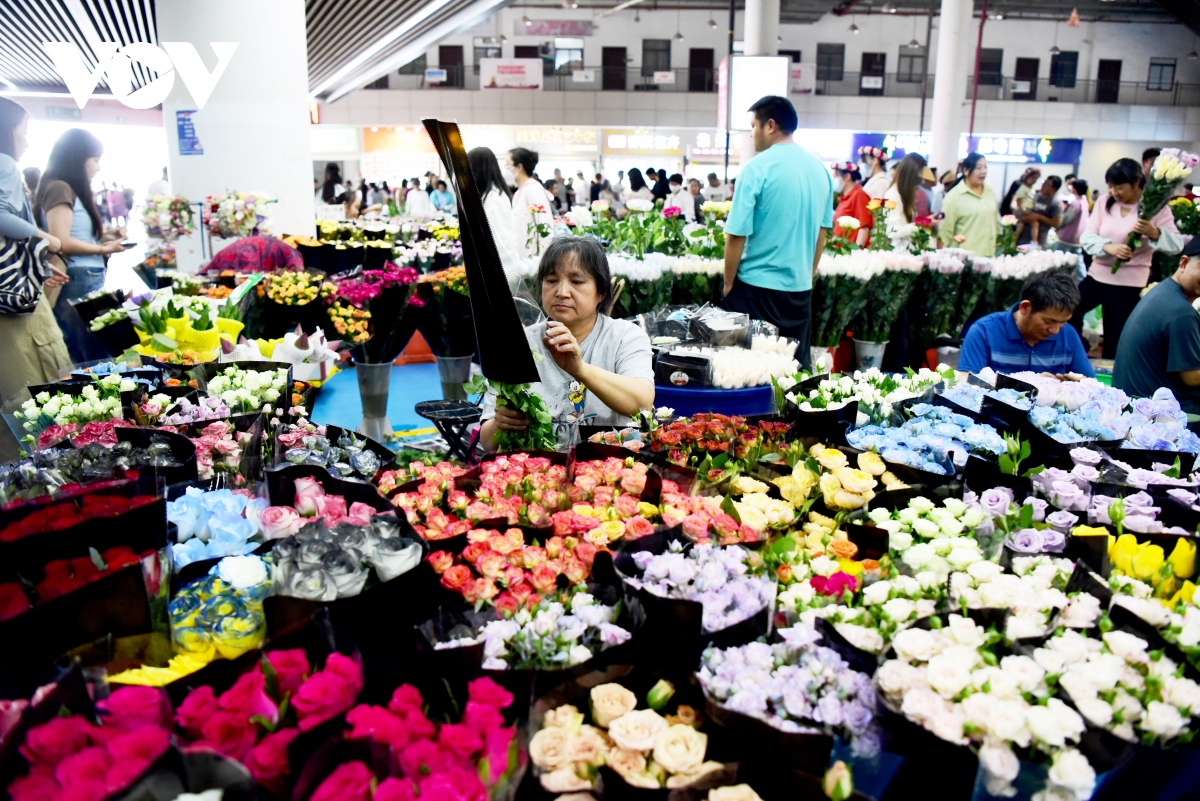 Bên trong chợ hoa lớn nhất châu Á - nơi 1 bó hoa có giá chỉ bằng 1 bông hoa - Ảnh 1.