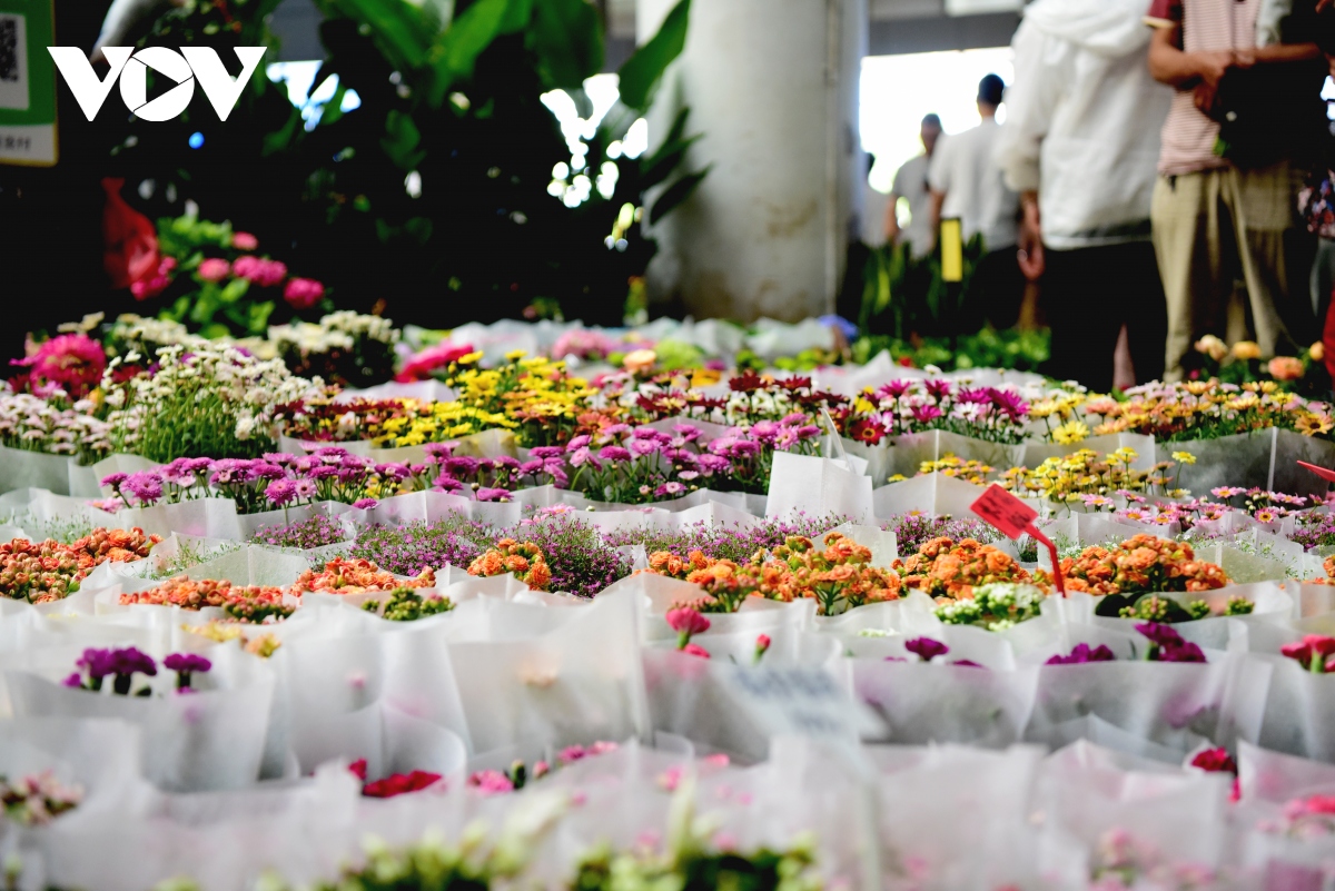 Bên trong chợ hoa lớn nhất châu Á - nơi 1 bó hoa có giá chỉ bằng 1 bông hoa - Ảnh 2.