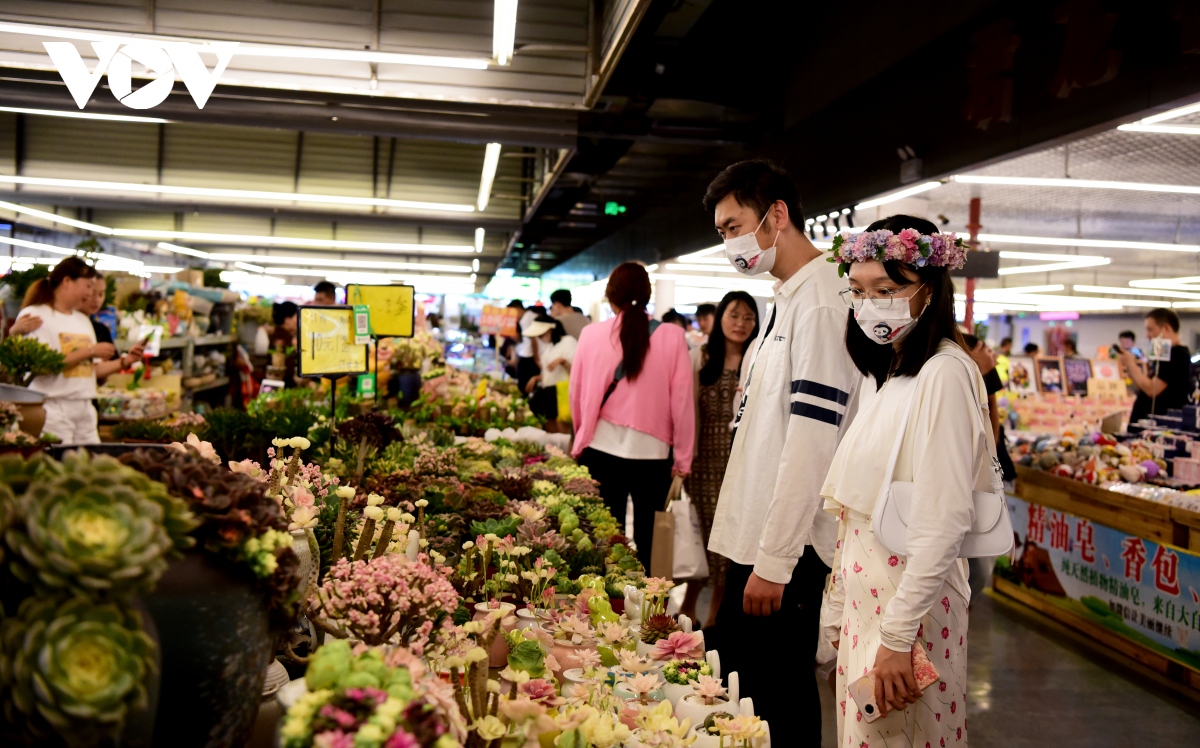 Bên trong chợ hoa lớn nhất châu Á - nơi 1 bó hoa có giá chỉ bằng 1 bông hoa - Ảnh 9.