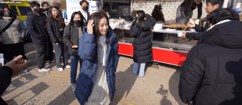 Kim Tae Hee cười rạng rỡ ở hậu trường phim mới - Ảnh 2.