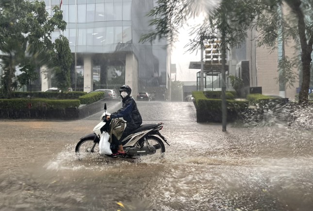 Đón mưa lớn kéo dài, Hà Nội có thể ngập úng diện rộng - Ảnh 1.