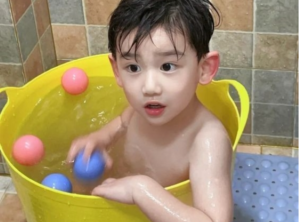 3 lỗi sai kinh điển khi tắm cho con vào mùa hè nhiều cha mẹ mắc phải - Ảnh 2.