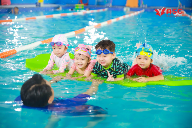 Bơi lội sớm giúp bé phát triển toàn diện như thế nào  ASC Education
