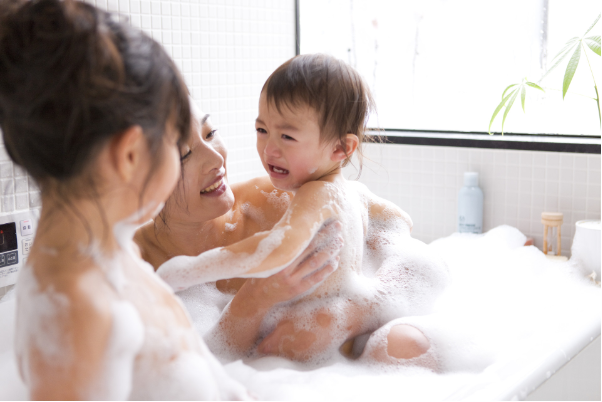 3 lỗi sai kinh điển khi tắm cho con vào mùa hè nhiều cha mẹ mắc phải - Ảnh 3.
