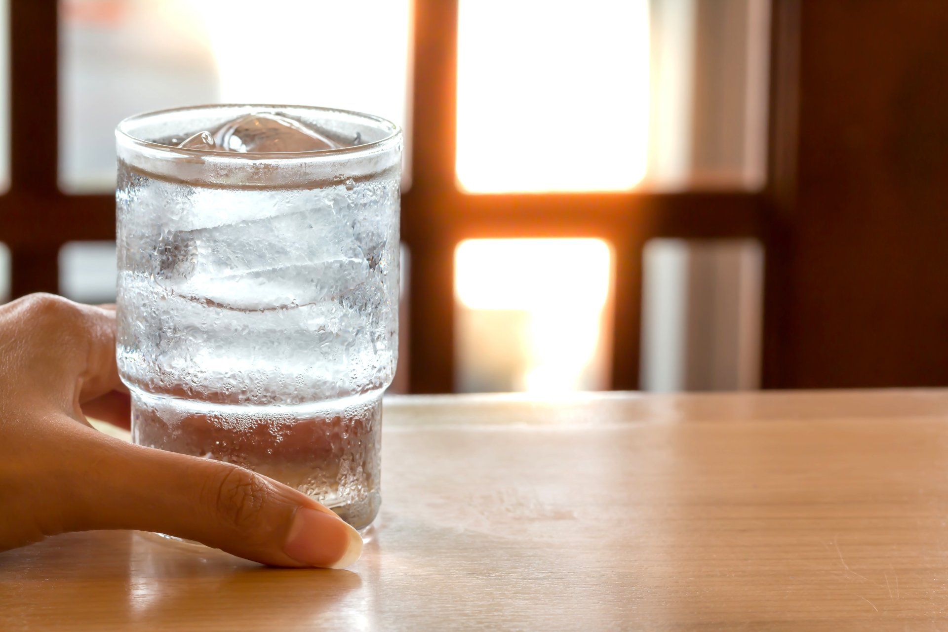 Mùa hè uống nước lạnh có hại không? 2 loại nước rẻ tiền giúp giải nhiệt, trẻ tế bào - Ảnh 1.