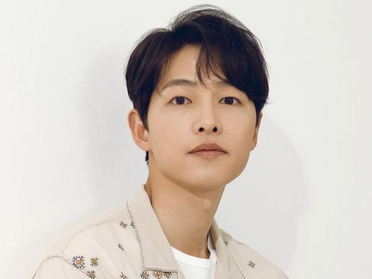 Song Joong Ki ngày càng trẻ trung, phong độ, không hề kém cạnh khi đọ sắc với đàn em - Ảnh 1.