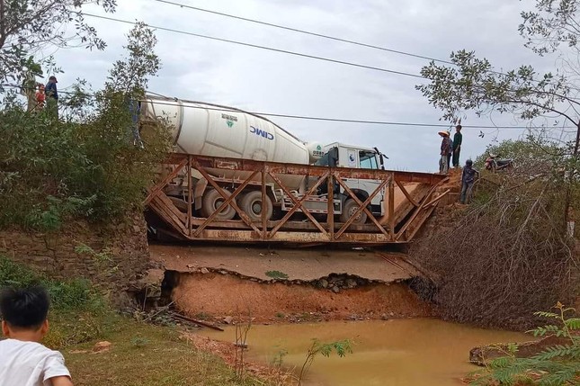 Xe chở b&ecirc; t&ocirc;ng l&agrave;m sập cầu d&acirc;n sinh ở Nghệ An - Ảnh 3.