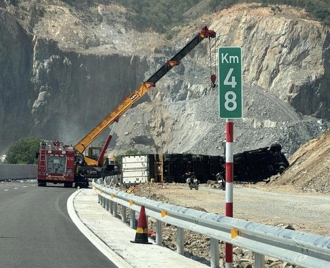 Hiện trường ô tô bẹp rúm trên cao tốc Nha Trang-Cam Lâm, 5 người thương vong - Ảnh 1.