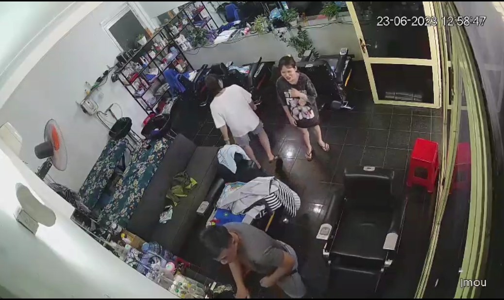 CLIP: Người đàn ông đi xe con đút túi nhầm điện thoại của nhân viên cắt tóc - Ảnh 1. CLIP: Người đàn ông đi xe con đút túi nhầm điện thoại của nhân viên cắt tóc - Ảnh 1.