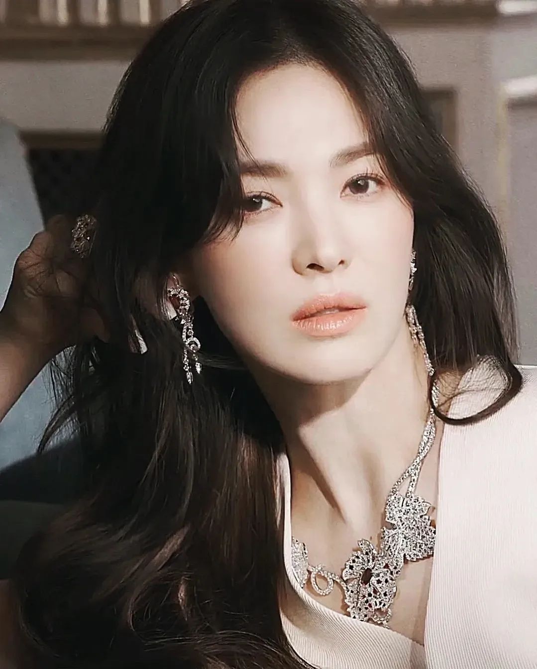 Đẳng cấp Song Hye Kyo, chỉ 'nhá hàng' vài tấm ảnh tạp chí đã gây bão vì nhan sắc quá lộng lẫy - Ảnh 3.