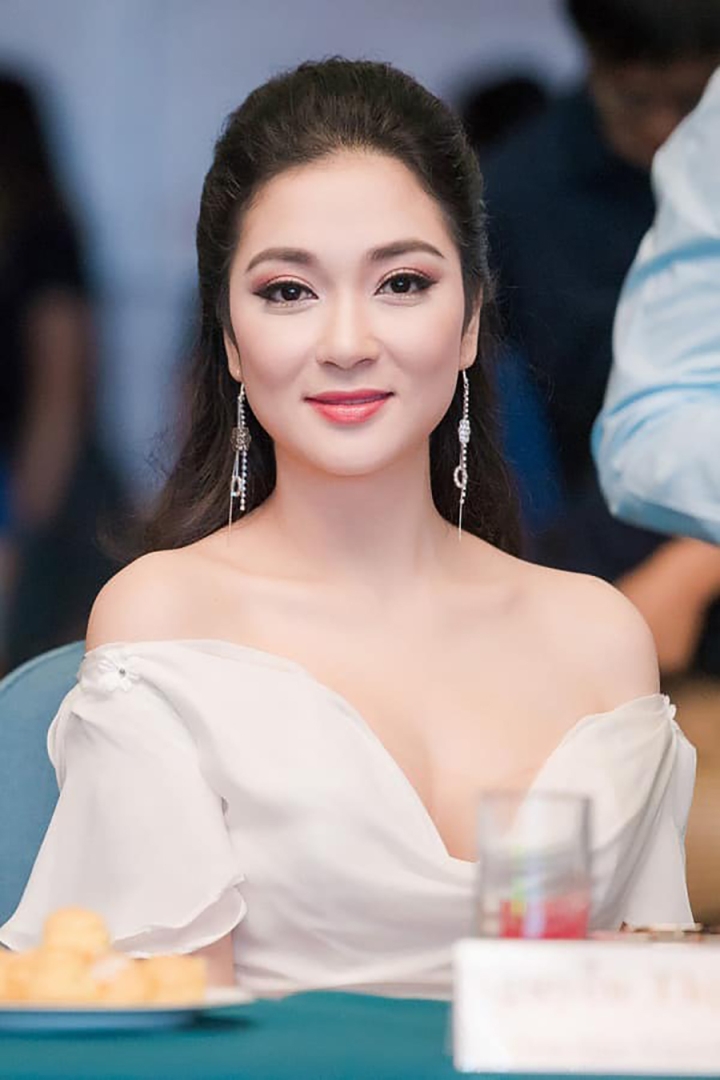 Hoa hậu Nguyễn Thị Huyền sau gần 20 năm đăng quang: Xinh đẹp, sống viên mãn trong biệt thự hàng trăm mét vuông - Ảnh 2.