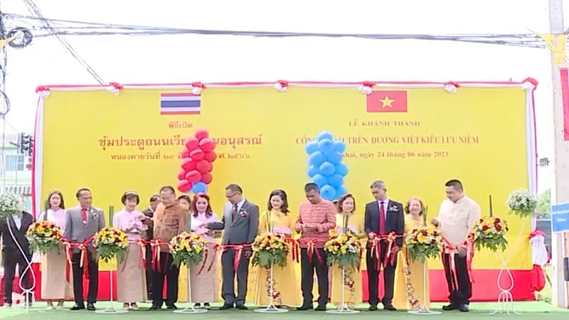 Cổng chào Việt Nam đầu tiên tại Thái Lan - Ảnh 1. Cổng chào Việt Nam đầu tiên tại Thái Lan - Ảnh 1.