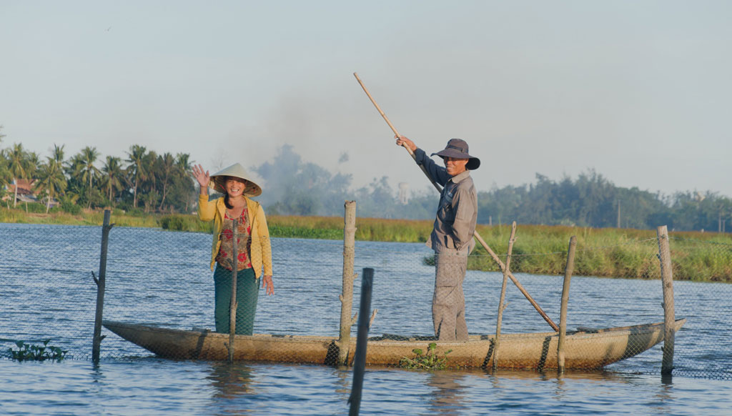 Câu chuyện tình đẹp của cặp vợ chồng chăn trâu giữa dòng sông ở Quãng Ngãi - Ảnh 2.