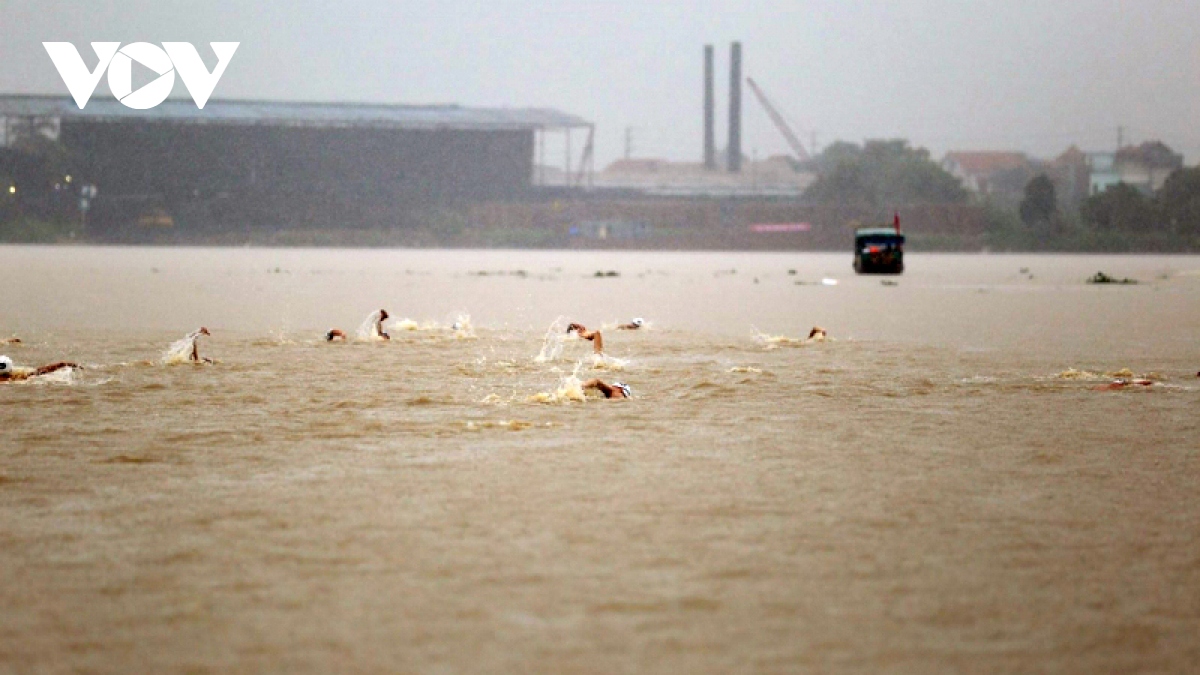 Một học sinh mất tích trên sông Cầm khi tham gia Hội bơi tại Đông Triều - Ảnh 2.