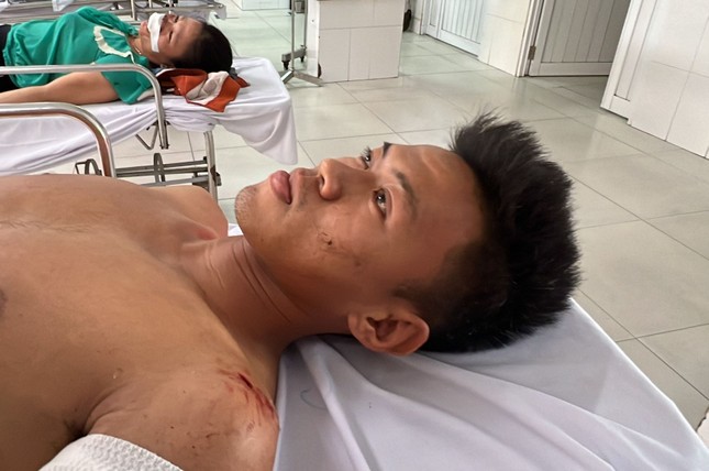 Nạn nhân bàng hoàng kể lại phút xe chở CLB bóng đá trẻ Quảng Nam lật khiến 3 người thương vong - Ảnh 2.