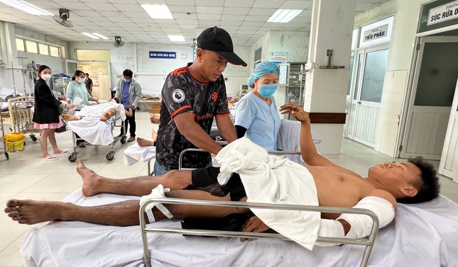 Nạn nhân bàng hoàng kể lại phút xe chở CLB bóng đá trẻ Quảng Nam lật khiến 3 người thương vong - Ảnh 3.
