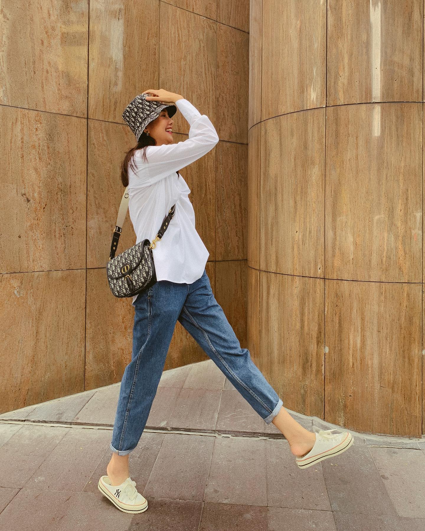 Mặc quần jeans ống đứng trẻ trung và tôn dáng như mỹ nhân Việt - Ảnh 6.