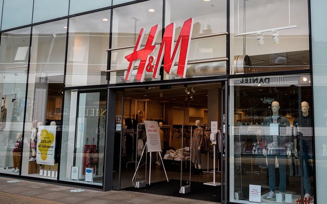 H&M lên tiếng về tranh cãi gom quần áo cũ: Khẳng định không có chuyện xả rác ra môi trường, cam kết tái chế có trách nhiệm - Ảnh 4.