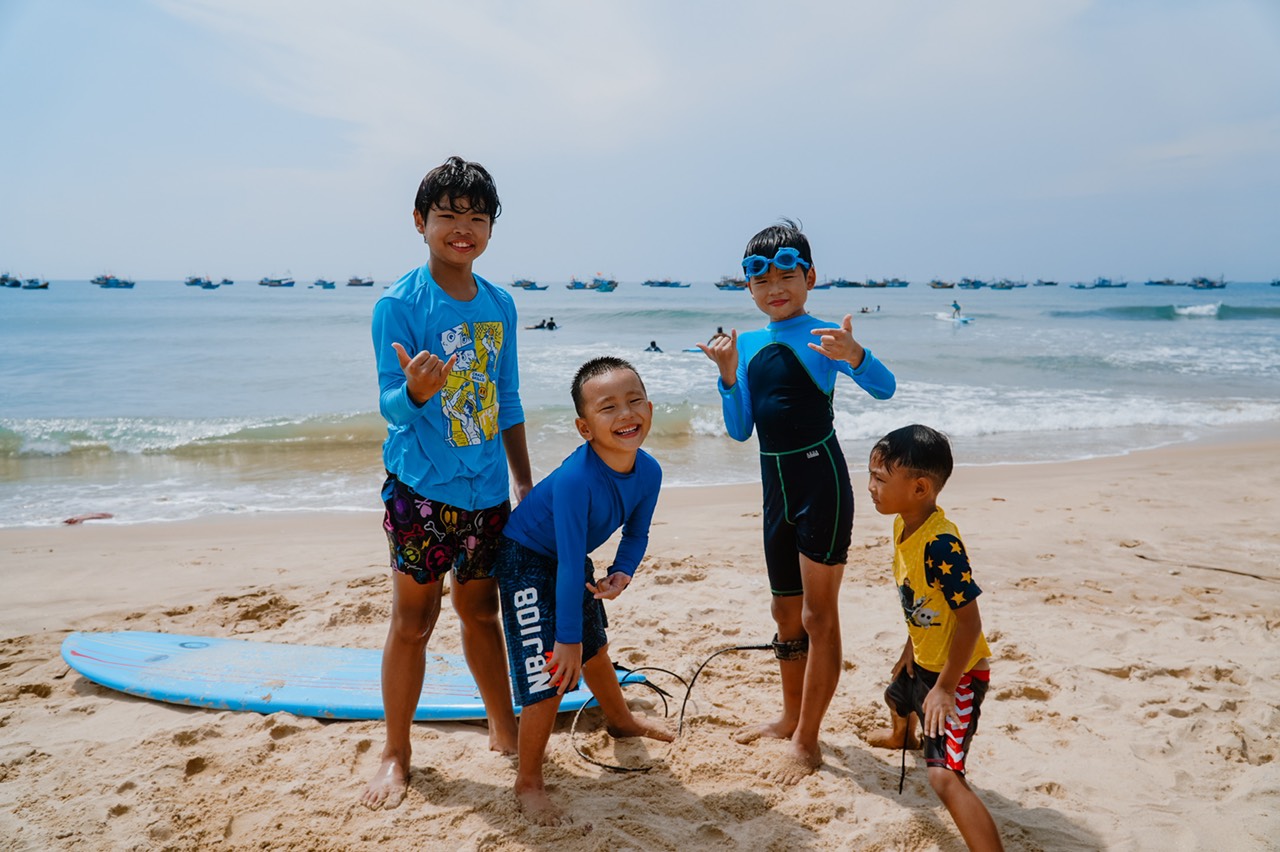 2 bé trai lướt sóng cực chuyên nghiệp, mẹ tiết lộ bí quyết giúp con yêu biển, đam mê chinh phục thử thách - Ảnh 2.