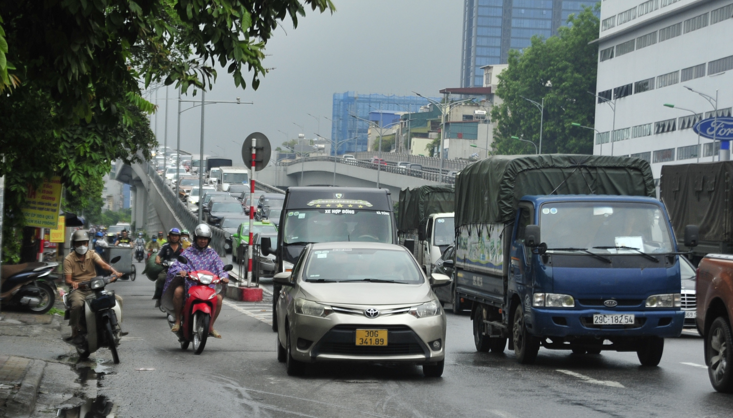 Hà Nội: Nhiều tuyến phố ùn tắc sau cơn mưa, dân công sở trễ giờ làm việc - Ảnh 1.
