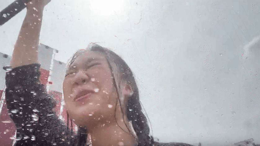 Nữ rapper H&agrave;n tung cận cảnh s&acirc;n khấu Waterbomb: Nước bắn li&ecirc;n tục v&agrave;o mắt, fan lo lắng cho sức khoẻ của aespa - Ảnh 2.