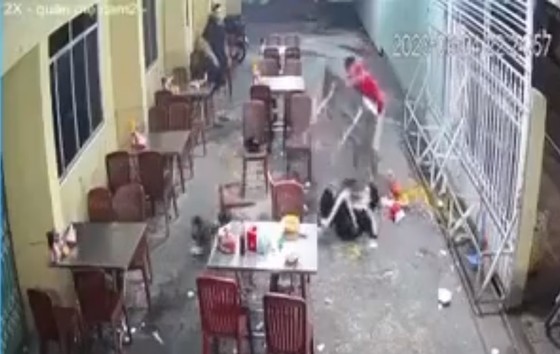 Phạt người đàn ông đánh dã man người phụ nữ tại quán ăn ở Cà Mau - Ảnh 1.