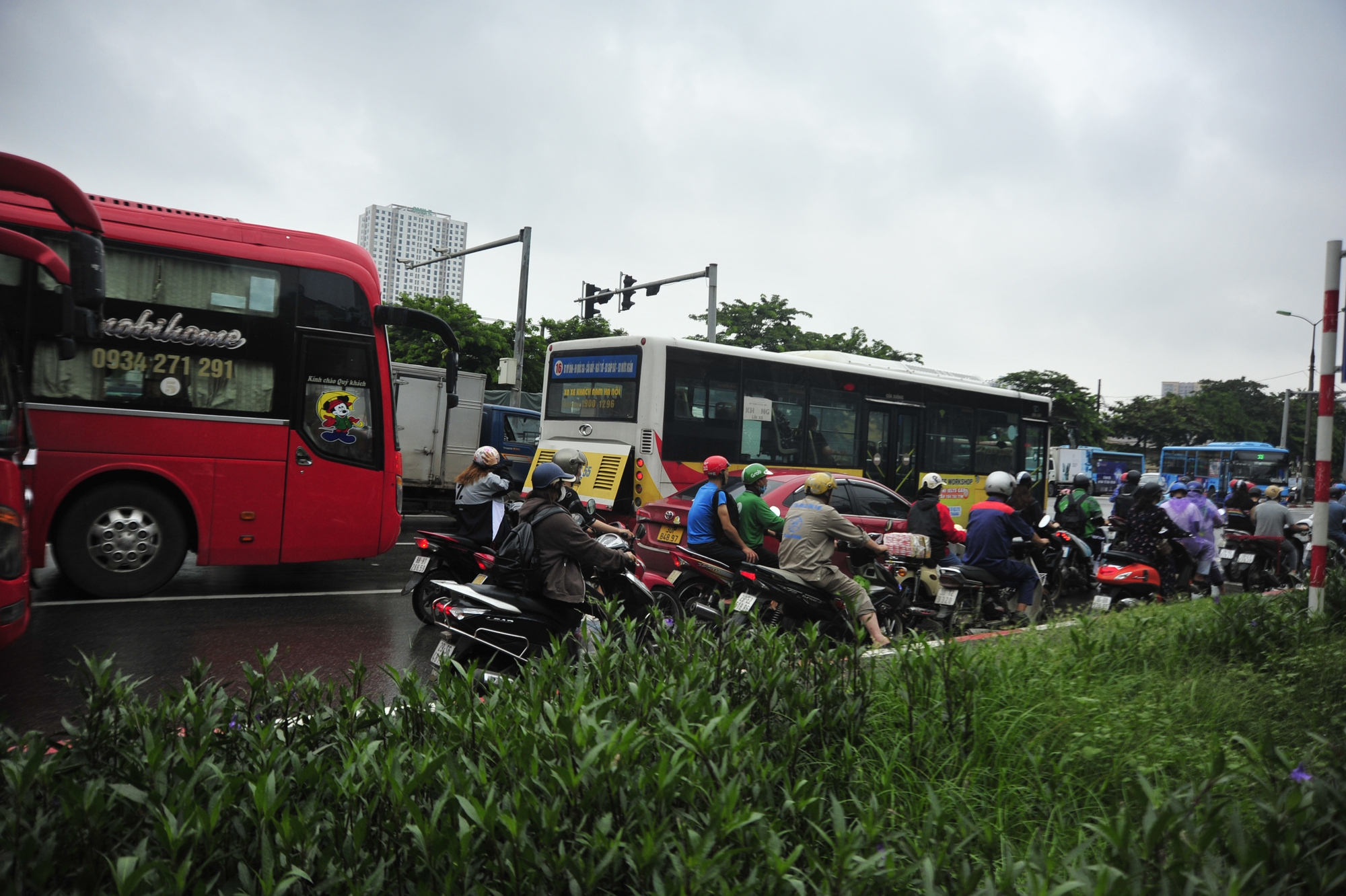 Hà Nội: Nhiều tuyến phố ùn tắc sau cơn mưa, dân công sở trễ giờ làm việc - Ảnh 2.
