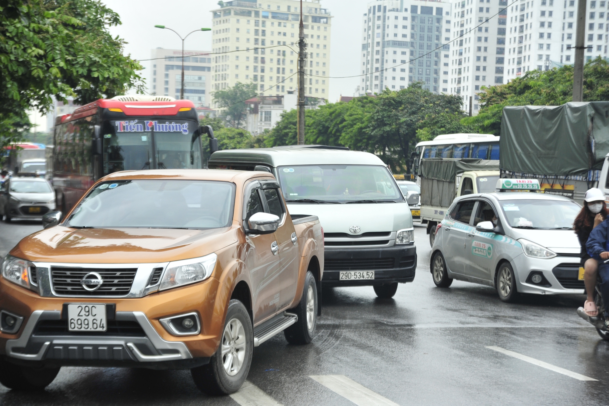 Hà Nội: Nhiều tuyến phố ùn tắc sau cơn mưa, dân công sở trễ giờ làm việc - Ảnh 3.